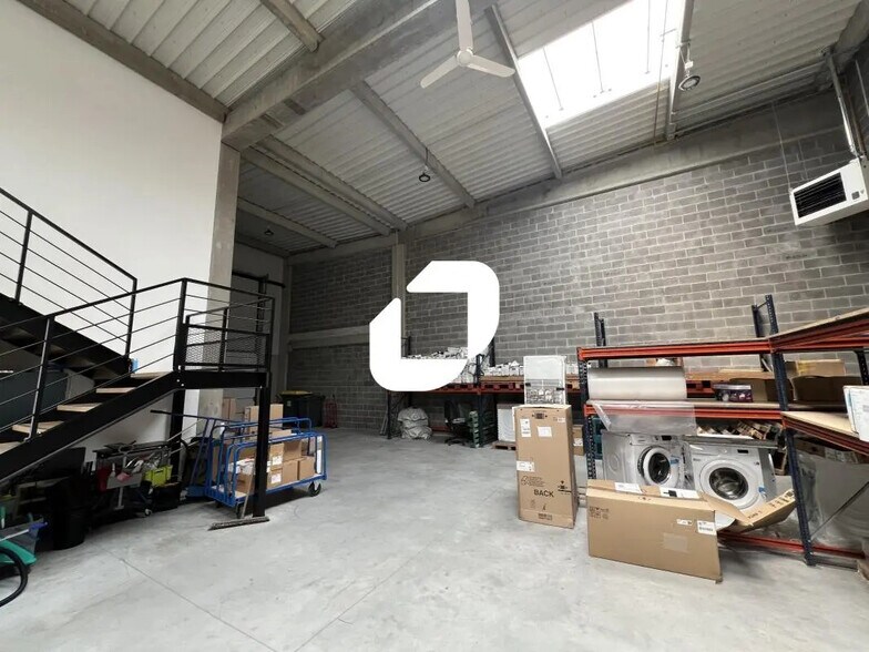 Retail in Lesquin to rent - Interior Photo - Image 1 of 13