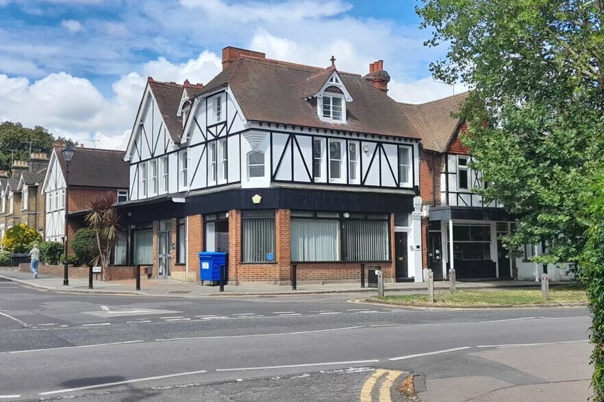 4 Chase Side, Enfield to rent - Building Photo - Image 1 of 3