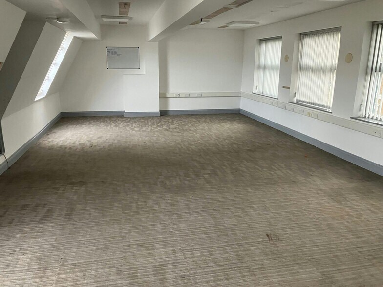 121-123 High St, Slough for sale - Interior Photo - Image 3 of 8