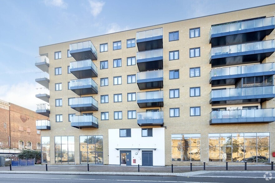 3 Burnt Oak Broa, Edgware to rent - Building Photo - Image 3 of 5