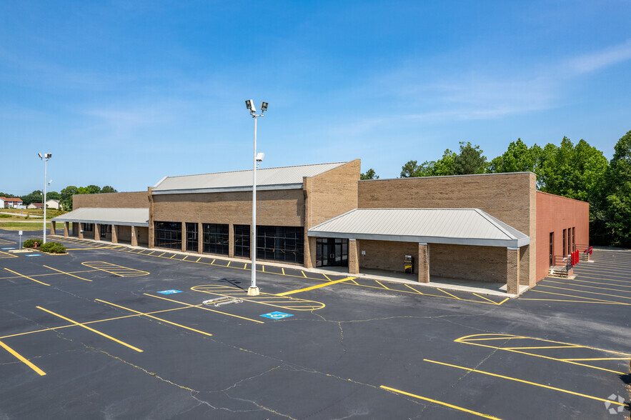 199-317 Habersham County Shopping Ctr, Cornelia, GA for rent - Building Photo - Image 1 of 7