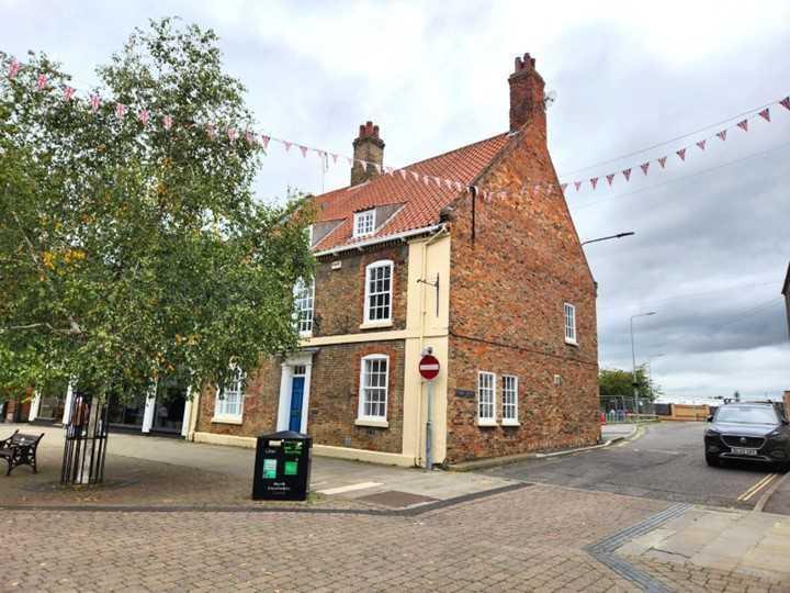 5 Market Pl, Brigg to rent Building Photo- Image 1 of 10