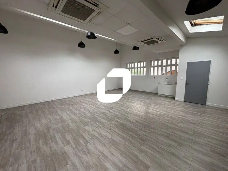 Office in Villeurbanne for sale Interior Photo- Image 1 of 12