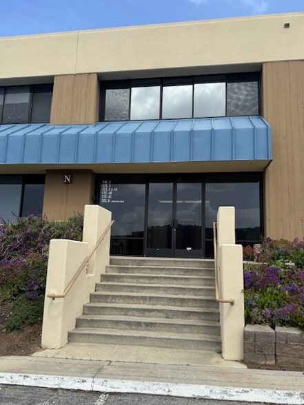 5 Harris Ct, Monterey, CA to rent - Building Photo - Image 3 of 17