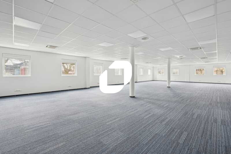 Office in Villeneuve-la-Garenne to rent - Building Photo - Image 3 of 8
