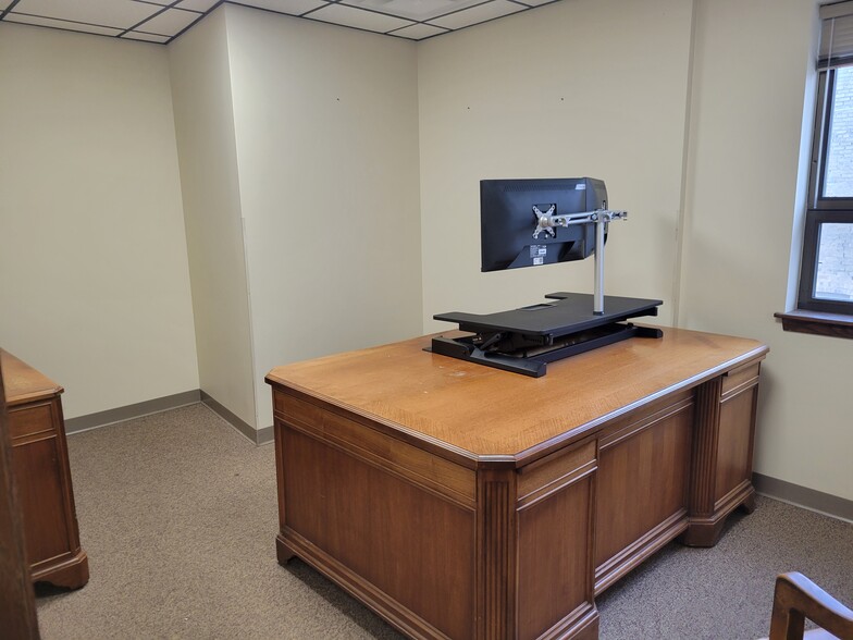 13-SE 2nd Ave SE, Aberdeen, SD for rent - Interior Photo - Image 3 of 4