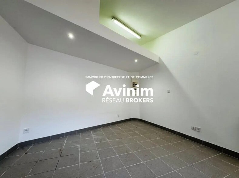 Retail in Chelles for sale - Interior Photo - Image 2 of 6