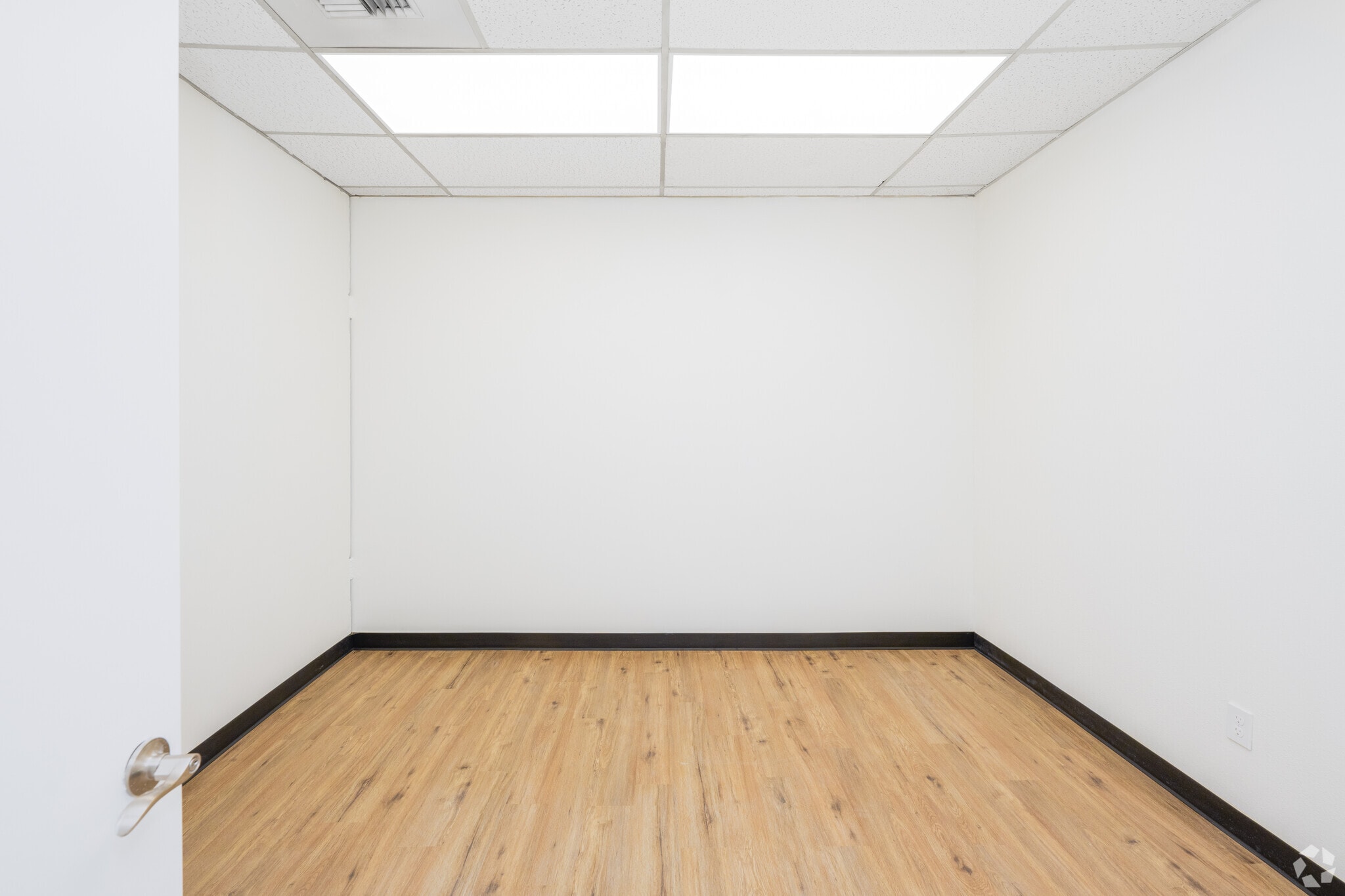 4626 16th St E, Fife, WA to rent Interior Photo- Image 1 of 8