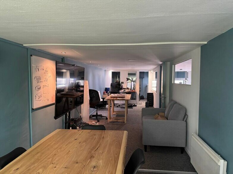 Retail in Lyon to rent - Interior Photo - Image 2 of 12