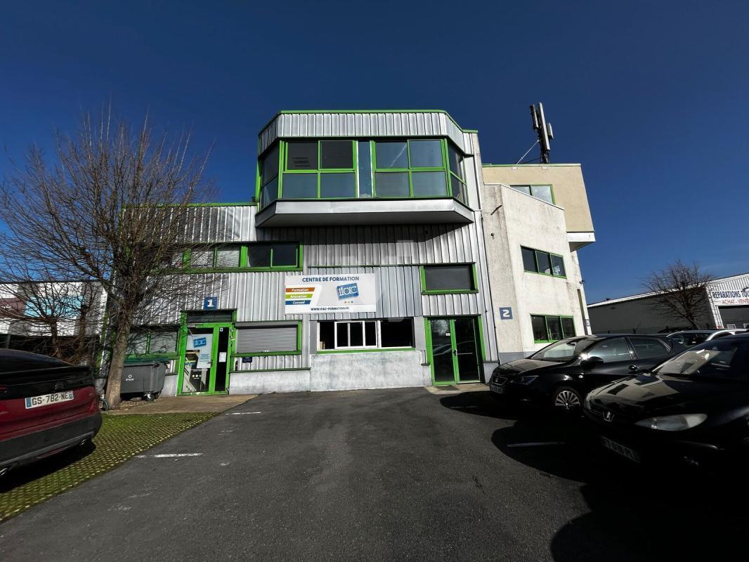 Office in Combs-la-Ville to rent Building Photo- Image 1 of 5