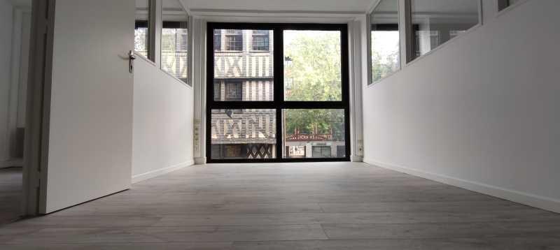 Office in Rouen to rent Interior Photo- Image 1 of 6
