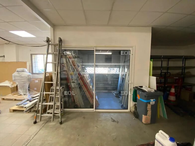 Light Industrial in Marseille to rent - Interior Photo - Image 2 of 4