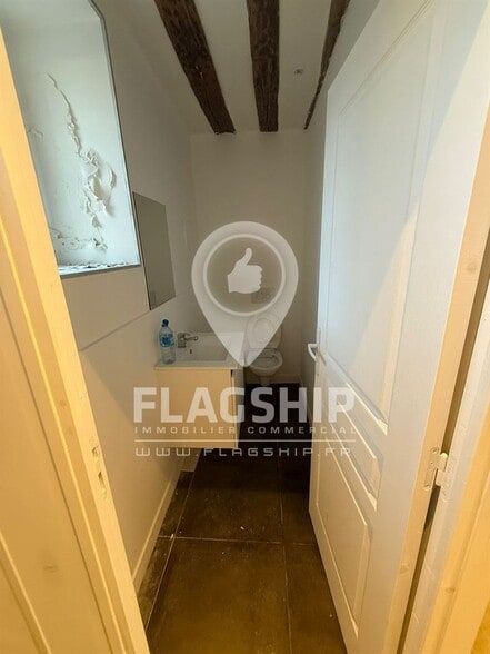 Retail in Charenton-le-Pont to rent - Building Photo - Image 2 of 7