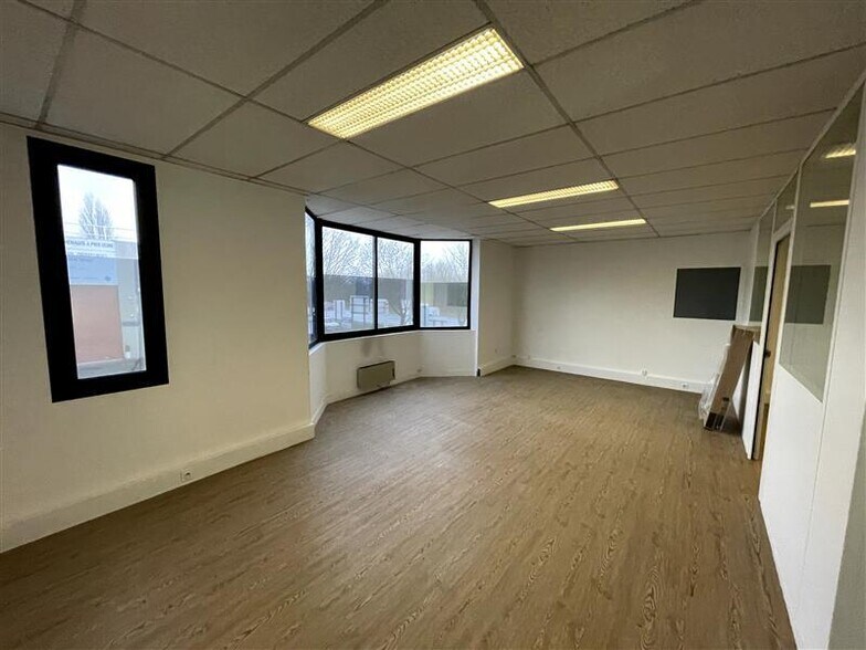 Light Industrial in Collegien to rent - Interior Photo - Image 3 of 4