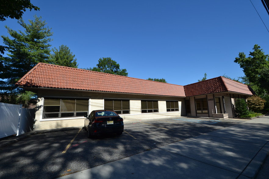 240 Grand Ave, Leonia, NJ for sale - Building Photo - Image 1 of 1