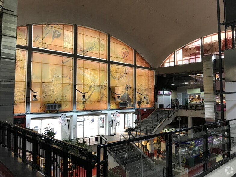 Retail in Madrid, Madrid to rent - Building Photo - Image 2 of 2