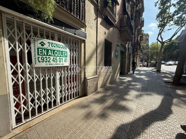 Retail in Barcelona, Barcelona to rent - Primary Photo - Image 1 of 2