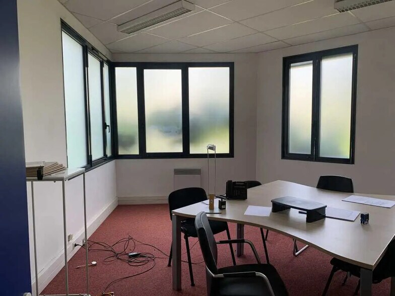 Light Industrial in Créteil to rent - Interior Photo - Image 2 of 8