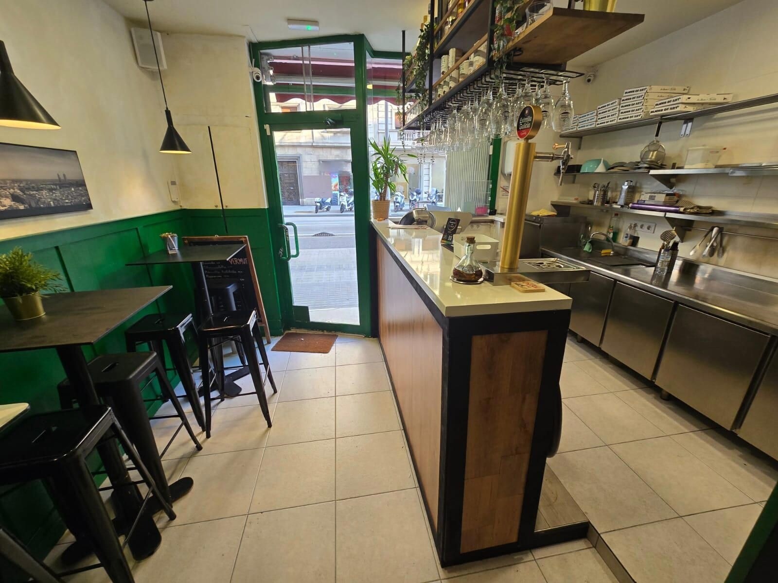 Retail in Barcelona, Barcelona to rent Primary Photo- Image 1 of 2