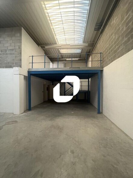 Light Industrial in Moissy-Cramayel to rent - Interior Photo - Image 2 of 12
