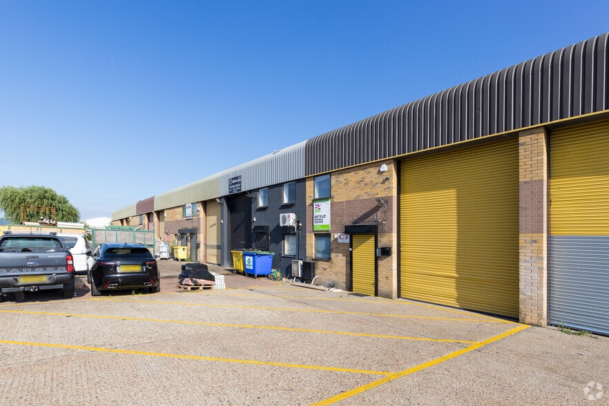 Marsh Way, Rainham to rent - Building Photo - Image 3 of 4