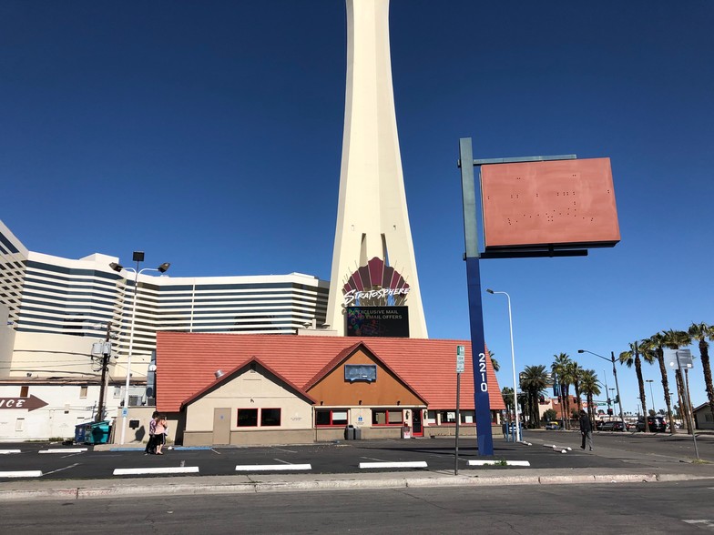 2210 S Las Vegas Blvd, Las Vegas, NV for rent - Primary Photo - Image 1 of 32