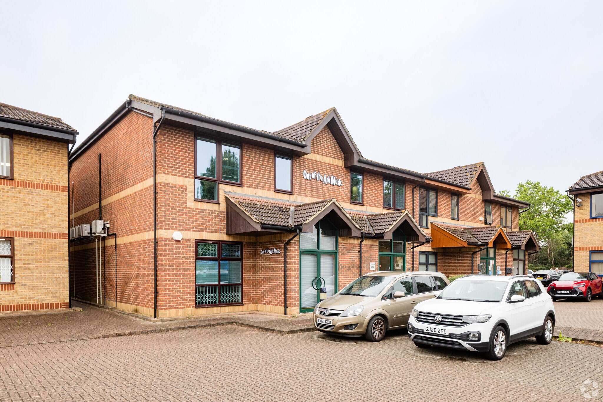 Oldfield, Hampton to rent Building Photo- Image 1 of 4