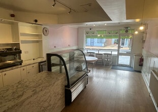 25 Lyndhurst Rd, Brockenhurst to rent Interior Photo- Image 2 of 5
