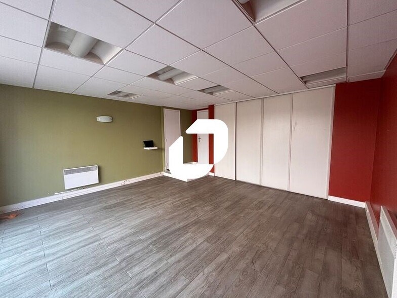 Retail in Antony to rent - Interior Photo - Image 2 of 6