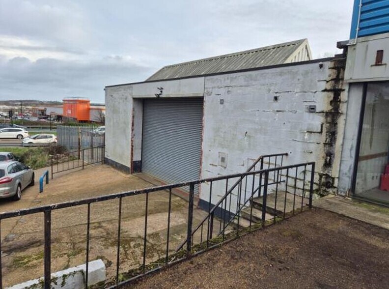 12 Parkhurst Rd, Newport to rent - Building Photo - Image 2 of 5