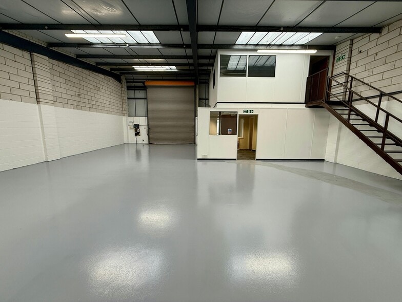 Liberty Clos, Three Legged Cross to rent - Building Photo - Image 2 of 6