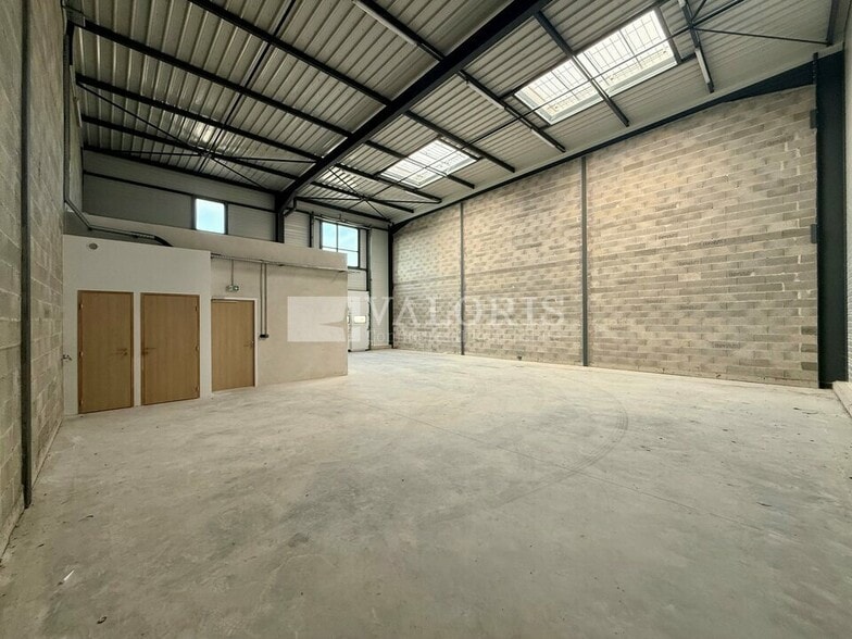Light Industrial in Saint-Quentin-Fallavier to rent - Interior Photo - Image 3 of 5