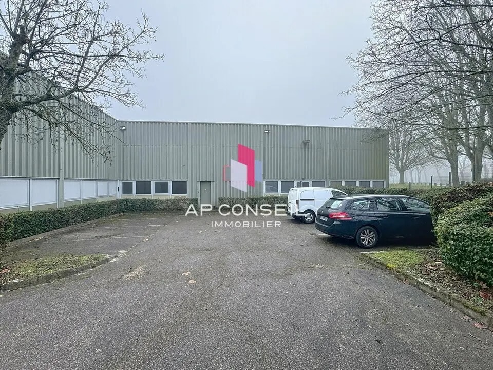 Location Entrepôt 752 m² - Photo 1