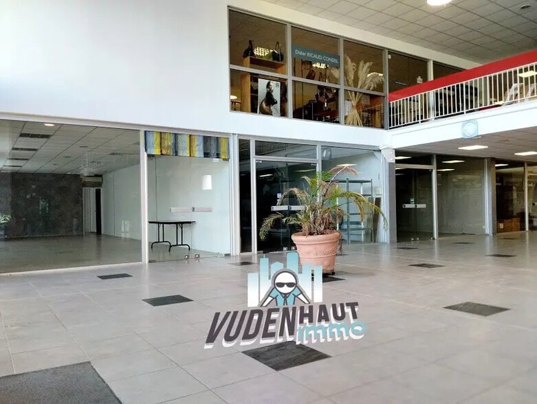 Retail in Toulouse to rent - Lobby - Image 3 of 17