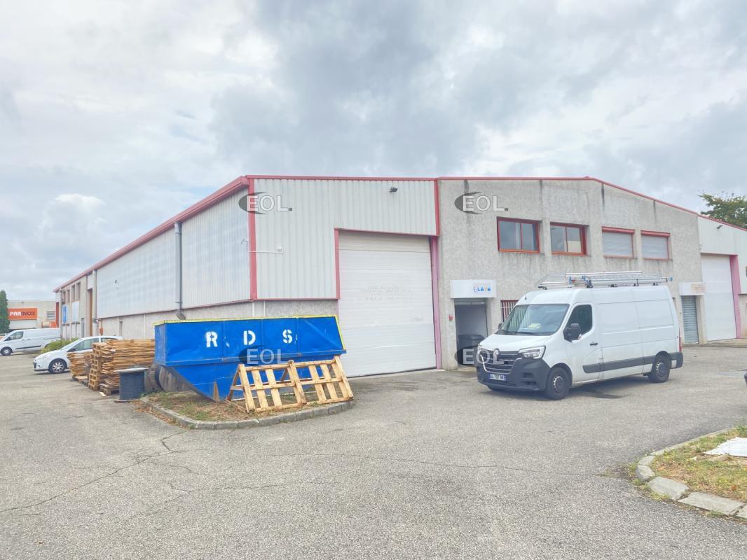 Light Industrial in Chassieu to rent Building Photo- Image 1 of 11