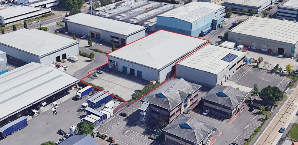 Fleming Way, Crawley to rent - Building Photo - Image 3 of 11