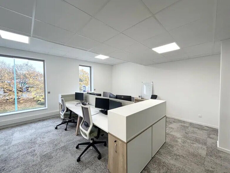 14 Chemin Des Hirondelles, Dardilly to rent - Interior Photo - Image 3 of 9