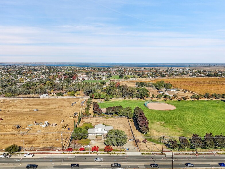 950 Laurel Rd, Oakley, CA for rent - Building Photo - Image 1 of 1