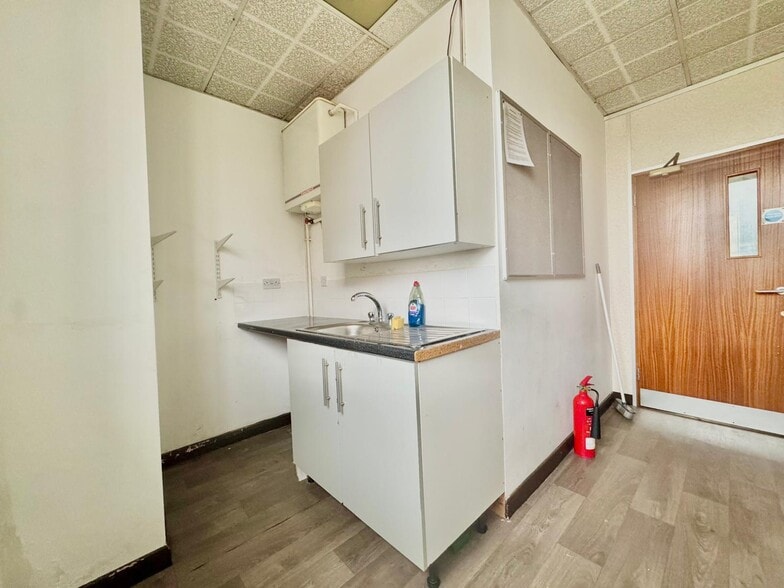 28-30 Victoria St, Luton to rent - Building Photo - Image 3 of 8