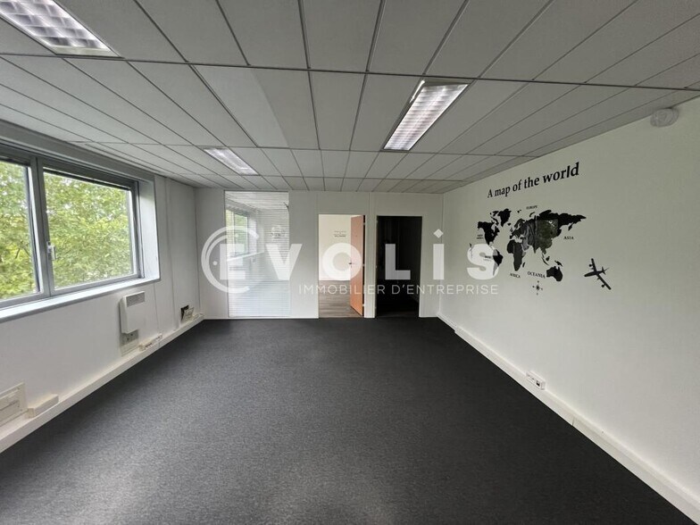 Office in Noisy-le-Grand to rent - Interior Photo - Image 1 of 8