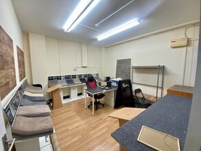 32 High St, Thatcham to rent Interior Photo- Image 2 of 3