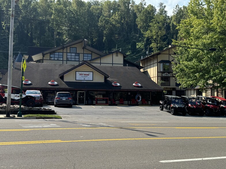 446 E Parkway, Gatlinburg, TN for sale - Building Photo - Image 2 of 23