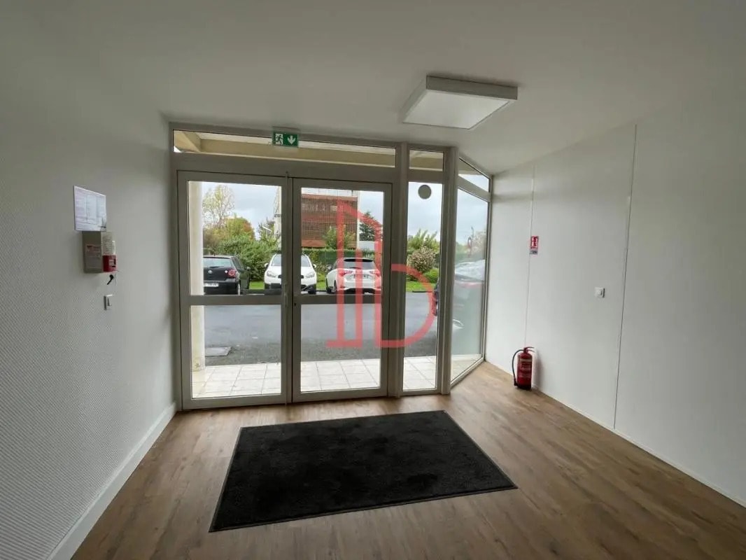 Office in Eysines to rent Lobby- Image 1 of 6