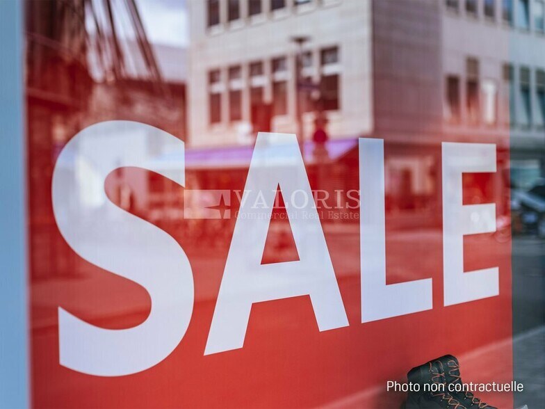 Retail in Lyon to rent - Building Photo - Image 3 of 4
