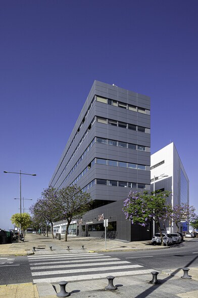 Avenida de Cádiz, 8, Huelva, Huelva to rent - Building Photo - Image 2 of 9