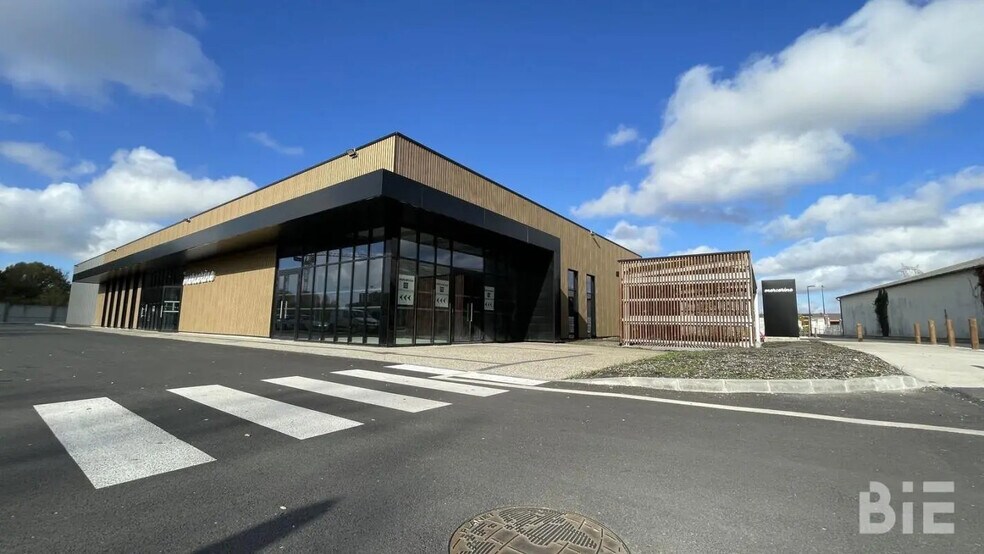 Retail in Sainte-Eulalie to rent - Building Photo - Image 2 of 6