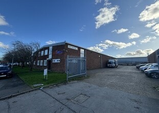25-27 Bilton Way, Luton to rent Building Photo- Image 2 of 4