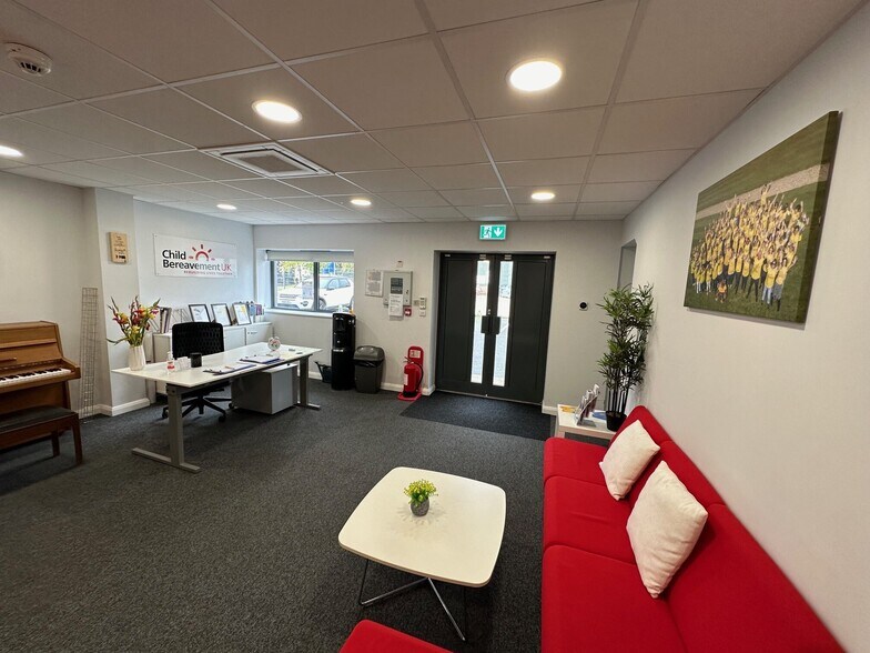 Units A & C Knaves Beech Way, Loudwater Way, High Wycombe to rent - Building Photo - Image 2 of 7