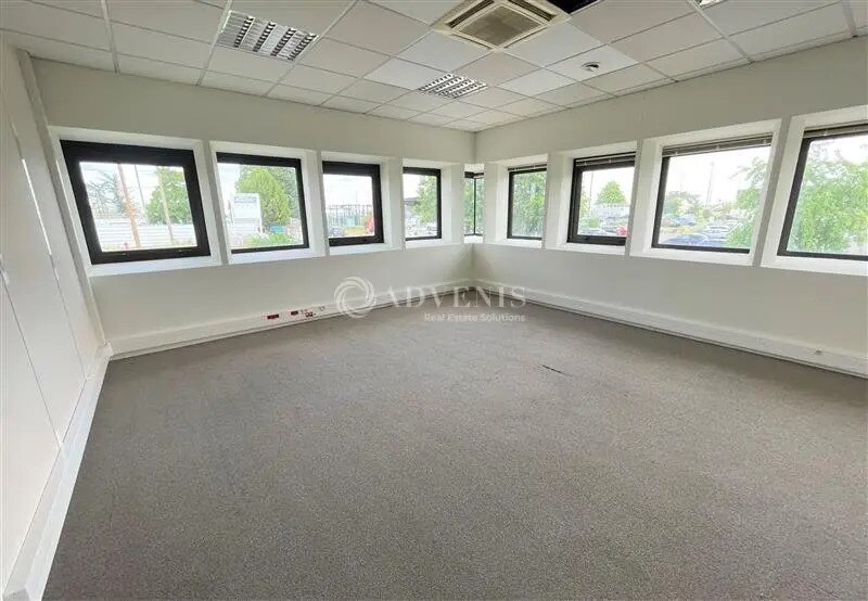 Office in Roissy-en-France to rent - Interior Photo - Image 2 of 8