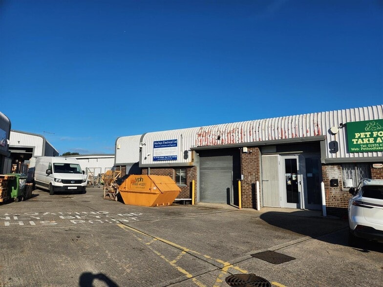 Brympton Way, Yeovil to rent - Building Photo - Image 3 of 5